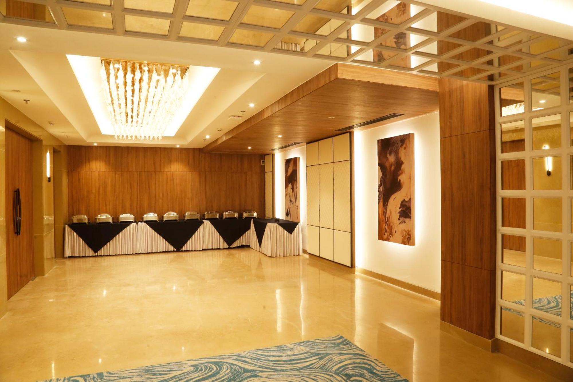 Tulip Inn Zirakpur Exterior photo
