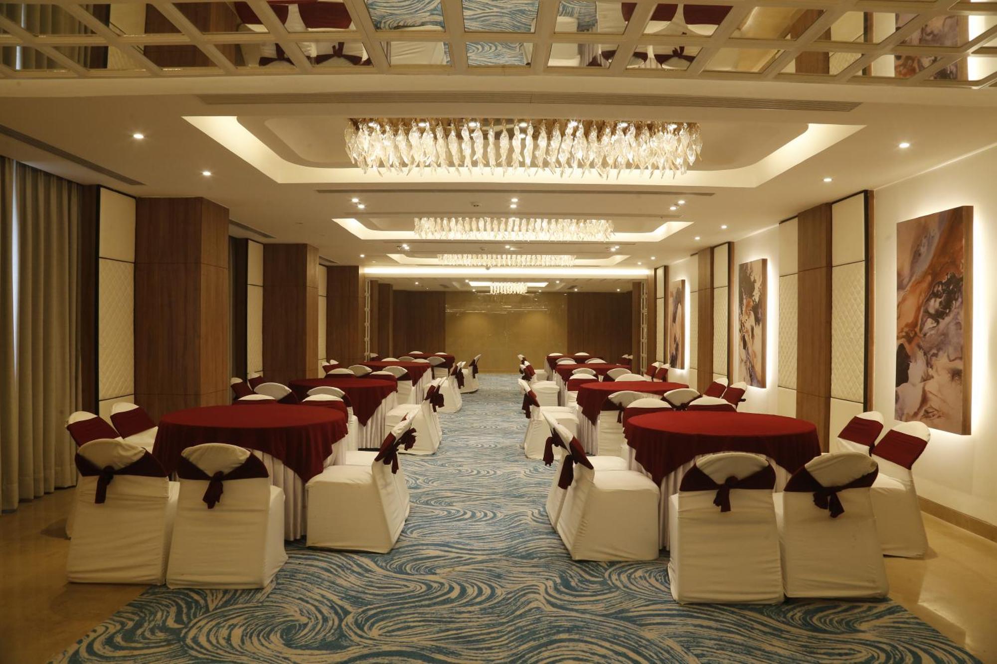 Tulip Inn Zirakpur Exterior photo