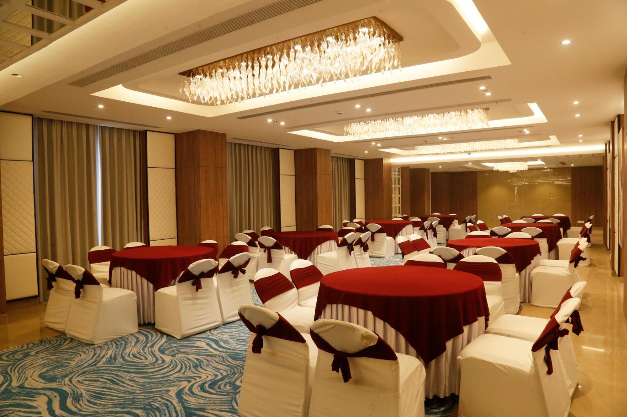 Tulip Inn Zirakpur Exterior photo